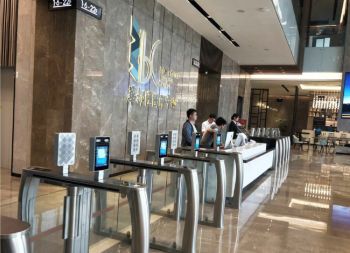 通過面部識別機訪問控制系統入口旋轉柵門門解鎖
